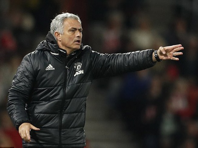 Sốc: Mourinho cầu xin đối thủ nhẹ tay với MU