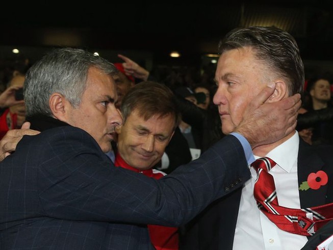 Lý do gì Van Gaal giúp Ajax đánh bại MU và Mourinho?