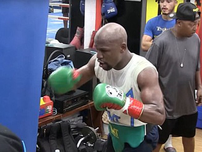 Mayweather đổ máu trước trận quyền Anh lạ nhất lịch sử