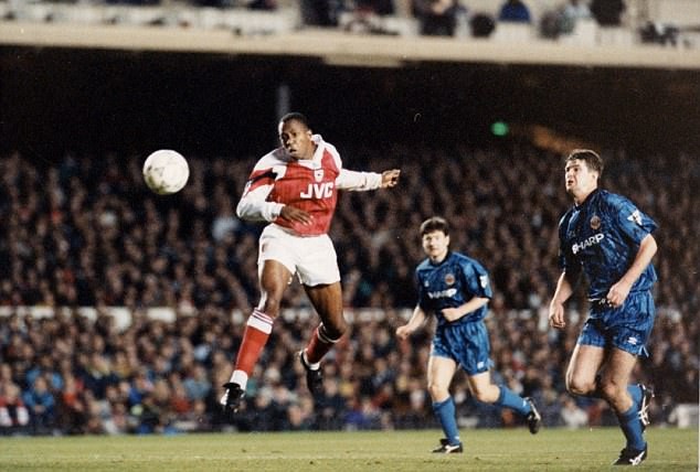 Sao Lacazette được ví như Wright chứ không phải Henry?