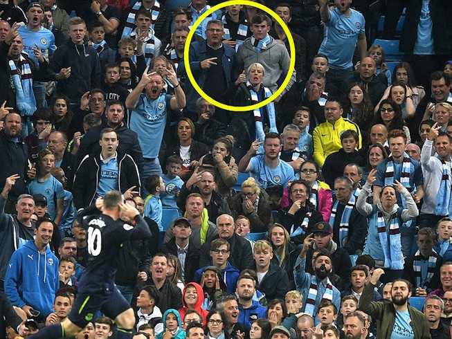 Ghi bàn cho Everton, cựu sao MU châm chọc fan Man City