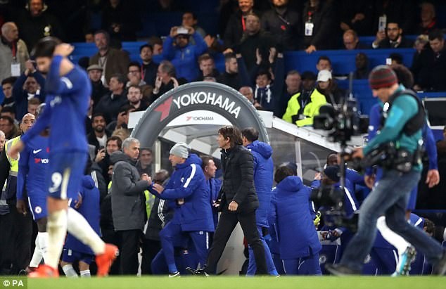 Không bắt tay nhau, Conte và Mourinho nói gì?