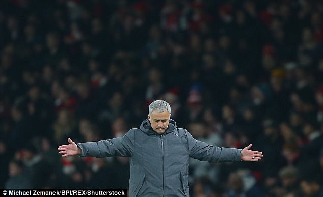 Cám ơn Mourinho và MU đã giải cứu Premier League