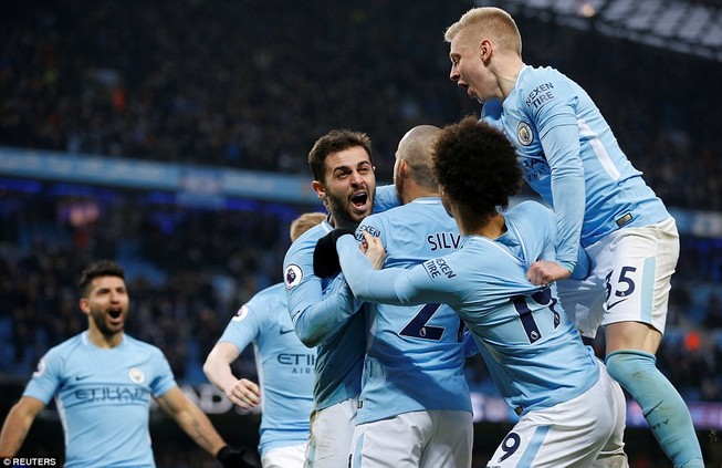 Chelsea rời xa top 4, Premier League phủ phục Man City