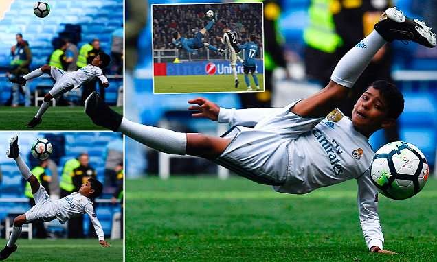 Ngộ nghĩnh khoảnh khắc Ronaldo con tái hiện siêu phẩm của cha