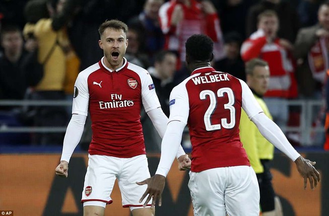 Arsenal, Atletico suýt bị loại, Marseille ngược dòng kinh điển