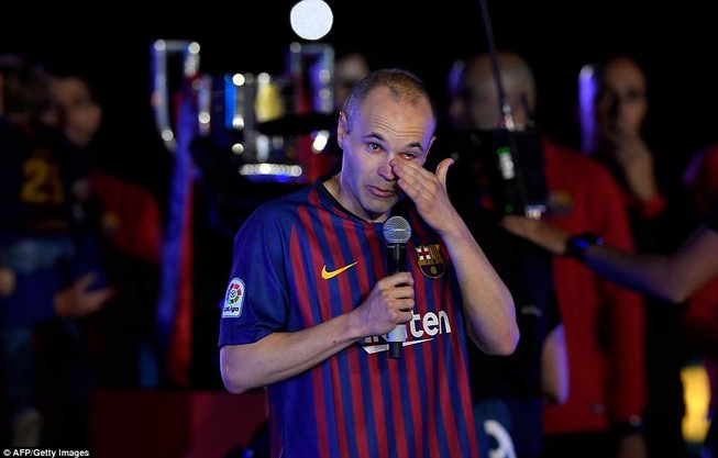 Nước mắt và nụ cười ngày chia tay Barcelona của Iniesta