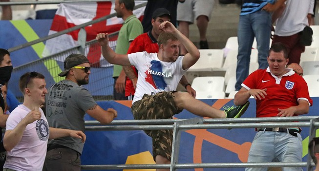 World Cup chưa đến, hooligan Nga đã 'dọa xử' fan Anh