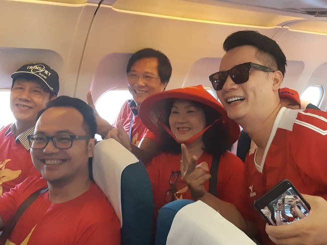 Ca sĩ Hoàng Bách, đạo diễn Trọng Trinh sang Indonesia cổ vũ VN