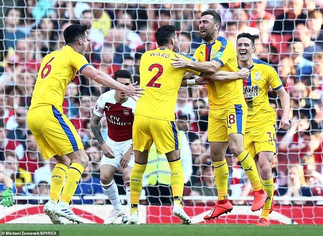Arsenal thua sốc Crystal Palace ngay tại Emirates