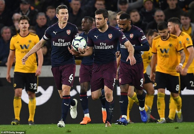 Tiếp tục thua sốc, Arsenal 'hụt hơi' đua Top 4 Premier League