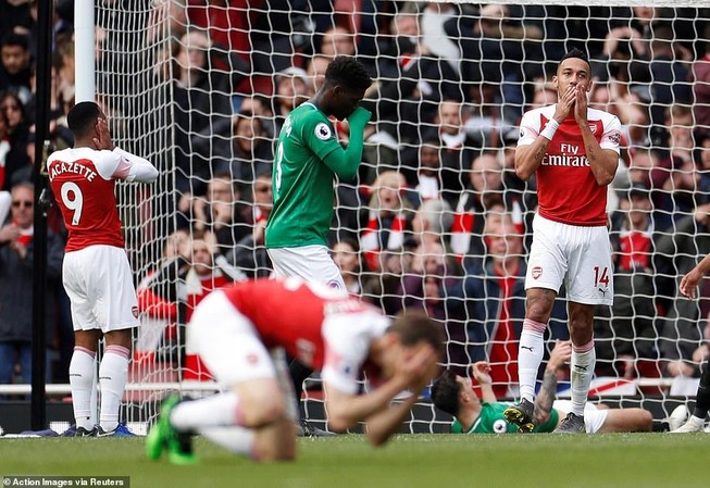 Theo chân MU, Arsenal cũng 'buông' Top 4 Premier League