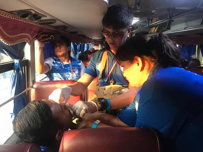 Xe chở đoàn Việt Nam, Lào đến dự khai mạc SEA Games 30 gặp nạn