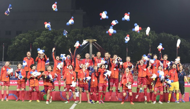 Chùm ảnh tuyển nữ Việt Nam giành HCV SEA Games đầy cảm xúc
