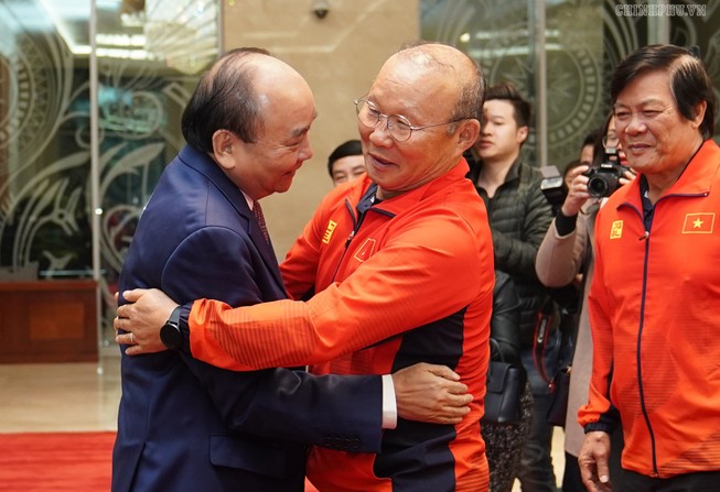 Hai đội tuyển VN dự lễ mừng công của Thủ tướng