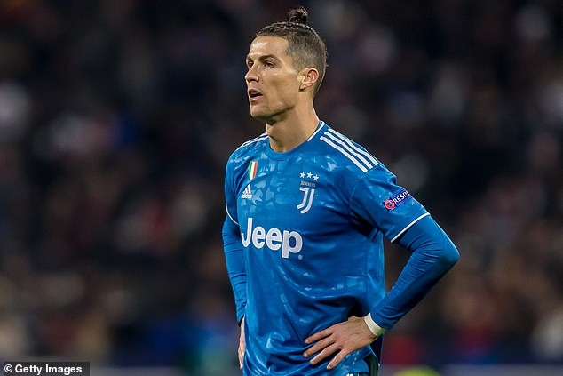 Siêu sao Ronaldo bị cách ly vì dịch COVID-19