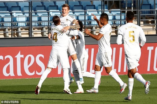 Barcelona và Real Madrid đuổi bám quyết liệt