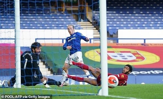 Salah dự bị, Liverpool không thắng vẫn tiến sát ngôi vương
