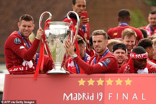 Các cầu thủ Chelsea sẽ chứng kiến Liverpool nâng cúp vô địch