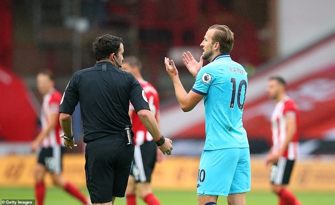 Lạ lùng Harry Kane lập hat-trick... lỗi trong một trận đấu