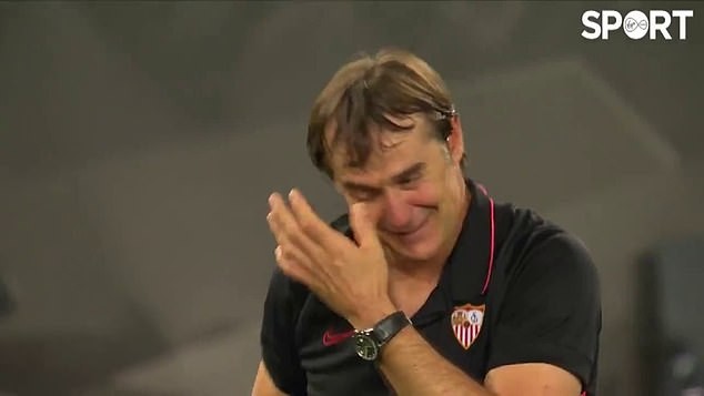 Vô địch Europa League, HLV Sevilla bật khóc vì nỗi đau Madrid