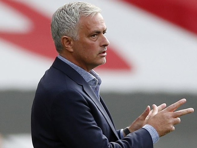 Tottenham và Mourinho bất chiến tự nhiên thành 'nhờ'… COVID-19