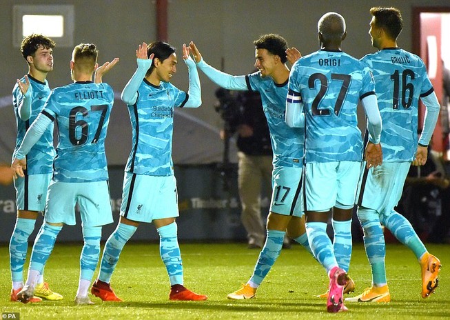 Liverpool thắng lớn, Man City nhọc nhằn vượt ải League Cup