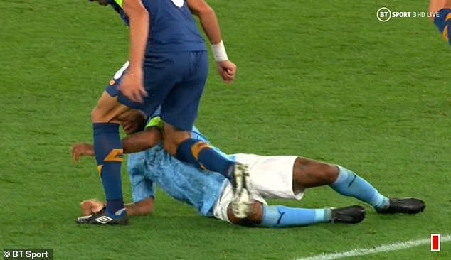 ‘Đồ tể’ Pepe suýt giết chết Sterling ngay trên sân