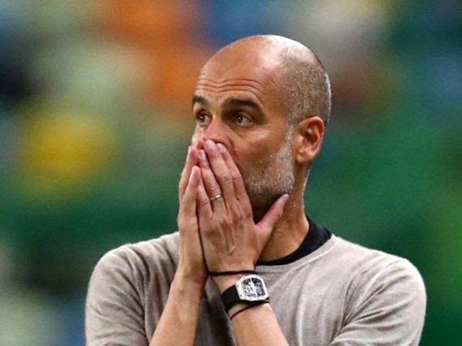 Man City hết hồn vì máy bay gặp sự cố phanh giữa không trung