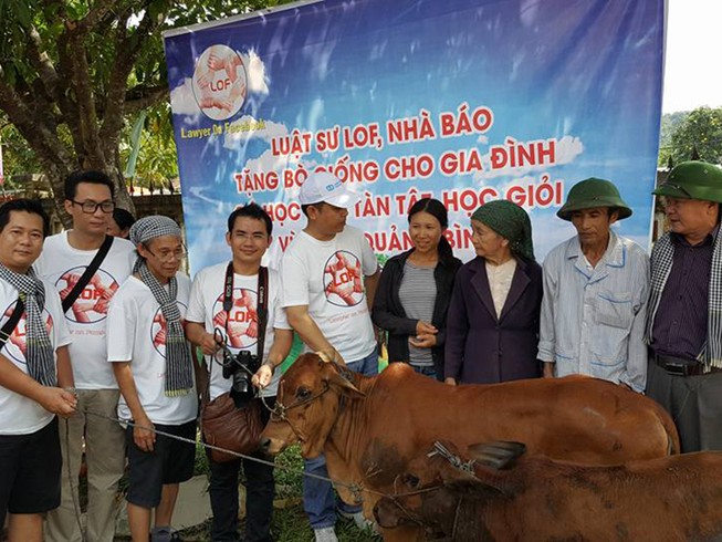 Các luật sư, nhà báo trao bò giống cho bà con vùng lũ