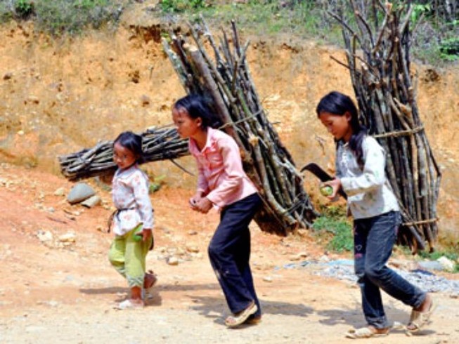 Biến đổi khí hậu khiến trẻ em mưu sinh trước tuổi