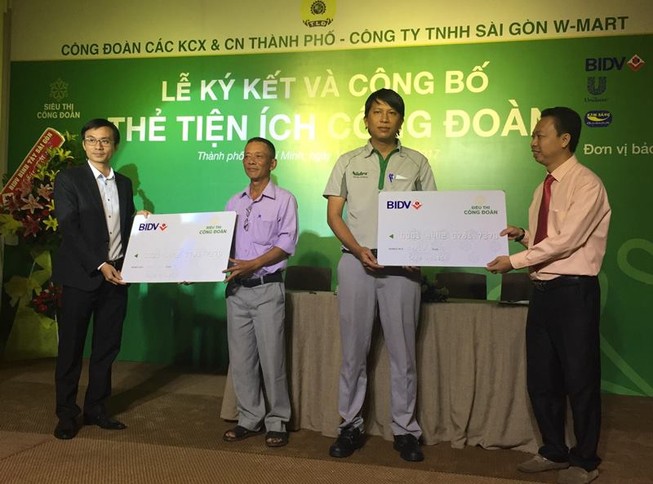 Công nhân mua hàng thẻ tiện ích được giảm giá 5-10%