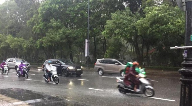 Mưa lớn, nhiều chuyến bay bị chậm