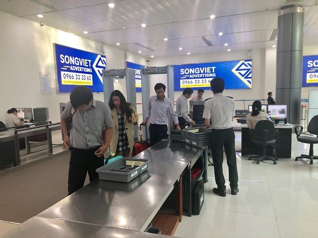 'Cầm nhầm' ví ở Tân Sơn Nhất, bị vịn lại ở sân bay Thọ Xuân