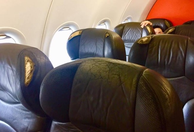 Jetstar Pacific thừa nhận ghế máy bay bị rách