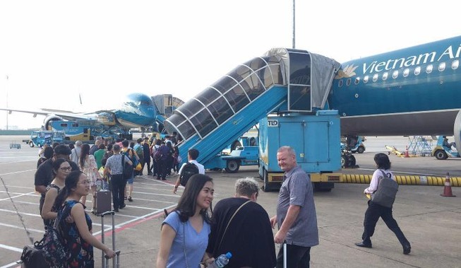 Hơn 200 khách VNA trễ bay 30 phút vì chờ... khách VIP