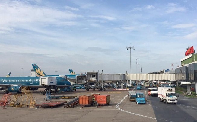 Sân bay Tân Sơn Nhất nghẽn trên trời, tắc dưới đất