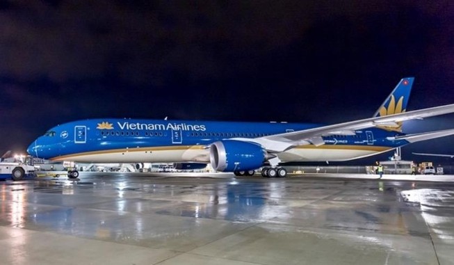 Miệng hút động cơ máy bay Vietnam Airlines va ống lồng tại Nga