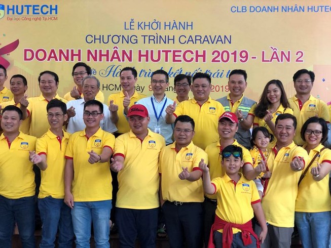 Caravan Doanh nhân HUTECH trao học bổng học sinh nghèo