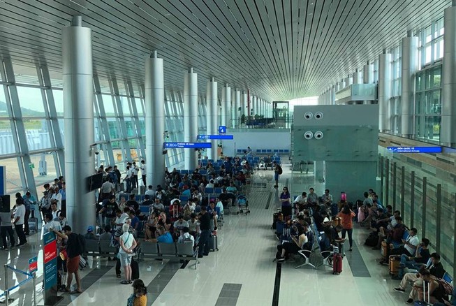 Ngoài đưa đón khách, sân bay còn là trung tâm thương mại