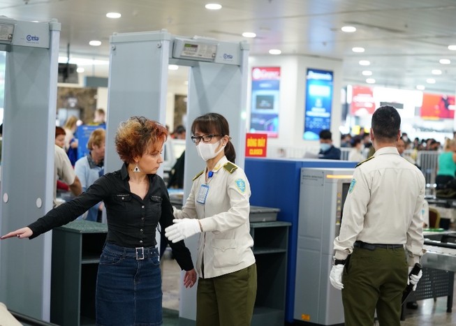 Quá cảnh ở nước có dịch bị từ chối nhập cảnh tại Tân Sơn Nhất