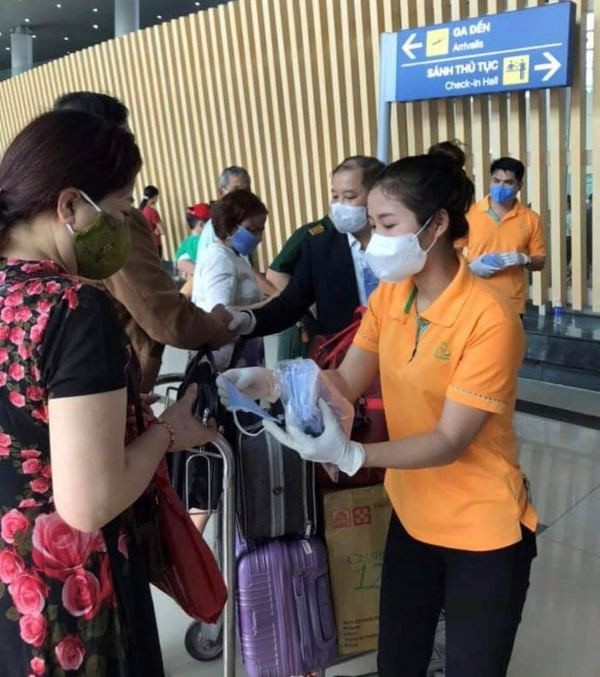 Một công ty phát 300.000 khẩu trang miễn phí cho người dân