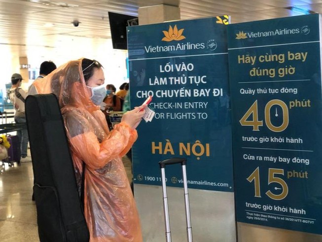 Khách nghiêm túc khai báo y tế qua ứng dụng tại Tân Sơn Nhất