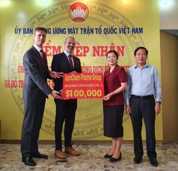 Các ông lớn ngành dược ủng hộ 100.000 USD chống dịch