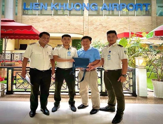 Khách quên túi xách trị giá 600 triệu tại sân bay Liên Khương