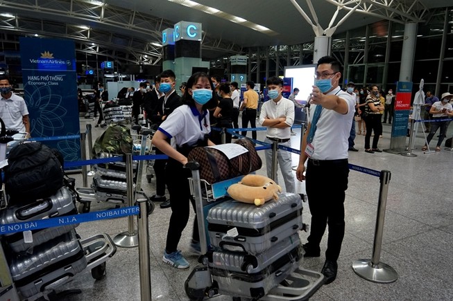 Cận cảnh chuyến bay quốc tế thương mại đầu tiên