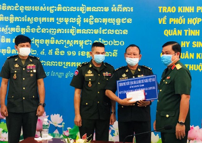 Trao gần 200.000 USD hỗ trợ tìm kiếm hài cốt tại Campuchia