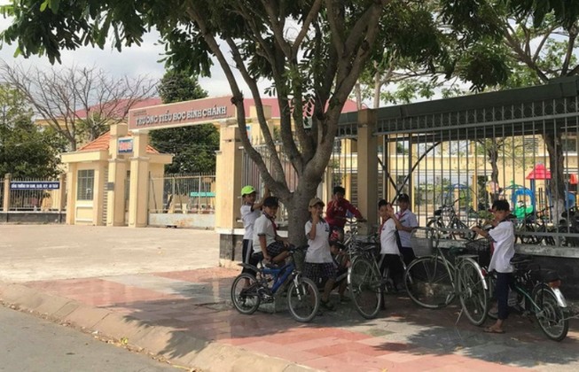 Bộ GD yêu cầu làm rõ vụ cô giáo quỳ xin lỗi phụ huynh