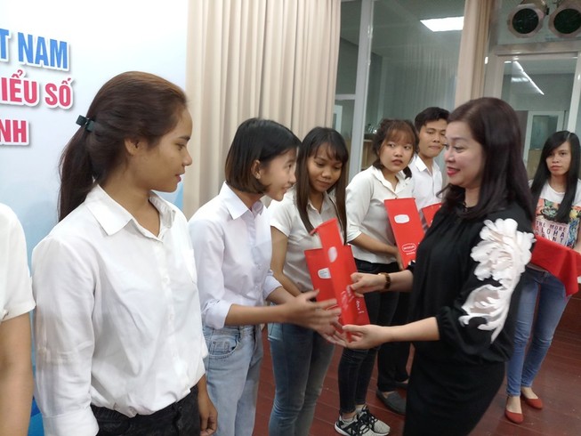 Trao 26 hợp đồng bảo hiểm cho sinh viên quỹ Vừ A Dính