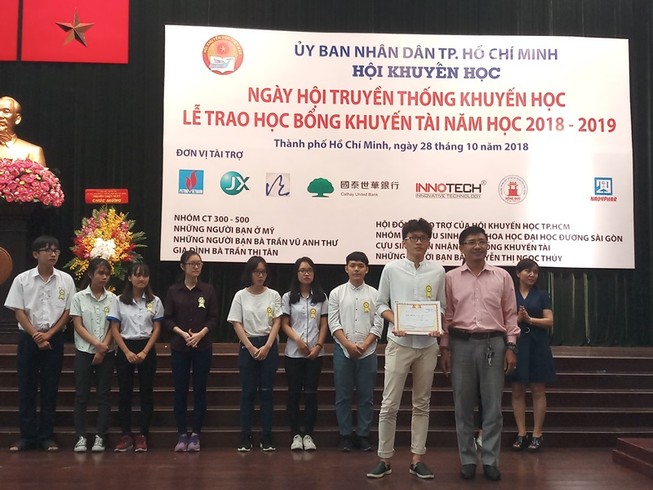 TP.HCM: Trao hơn 1,8 tỉ đồng học bổng cho SV nghèo vượt khó